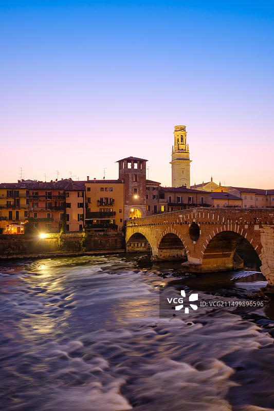 意大利维罗纳日落后的彼得拉桥与阿迪杰河图片素材