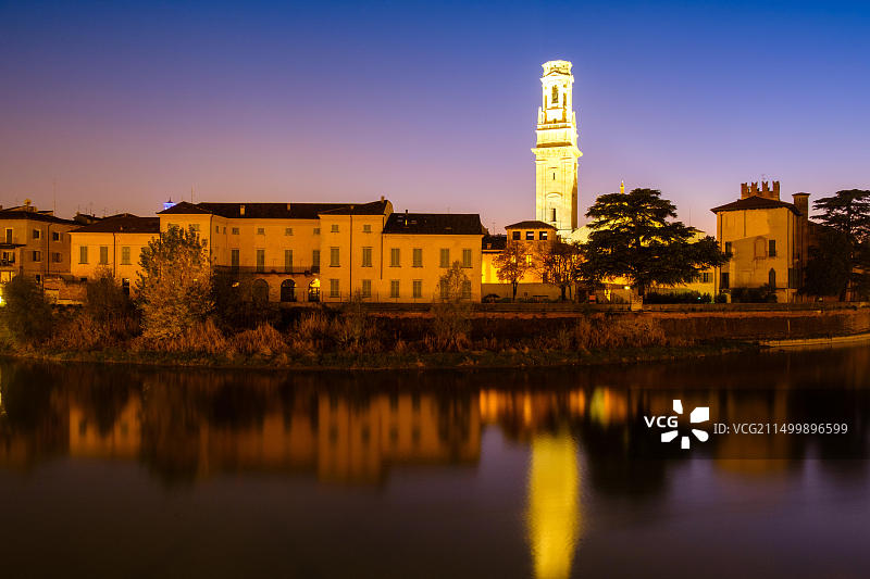 夜晚的维罗纳和维罗纳圣玛利亚主教座堂，意大利图片素材
