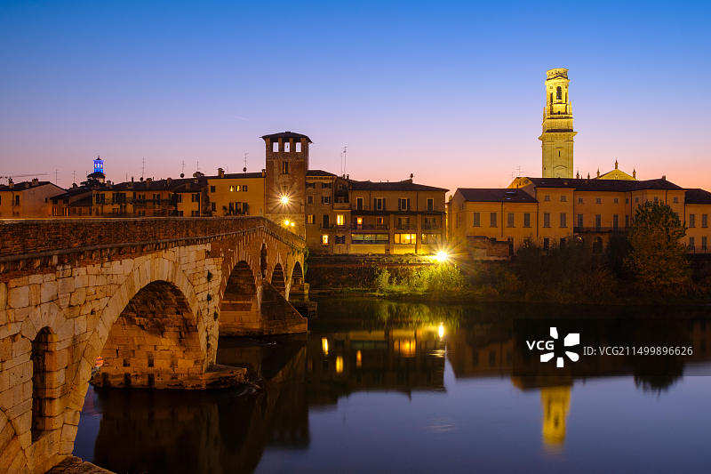 意大利维罗纳日落后的彼得拉桥与阿迪杰河图片素材