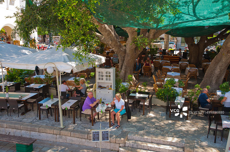科斯镇阿吉亚斯·帕拉斯凯维斯广场，设有餐厅露台，位于科斯岛、多德卡尼斯群岛、南爱琴海地区，欧洲图片素材