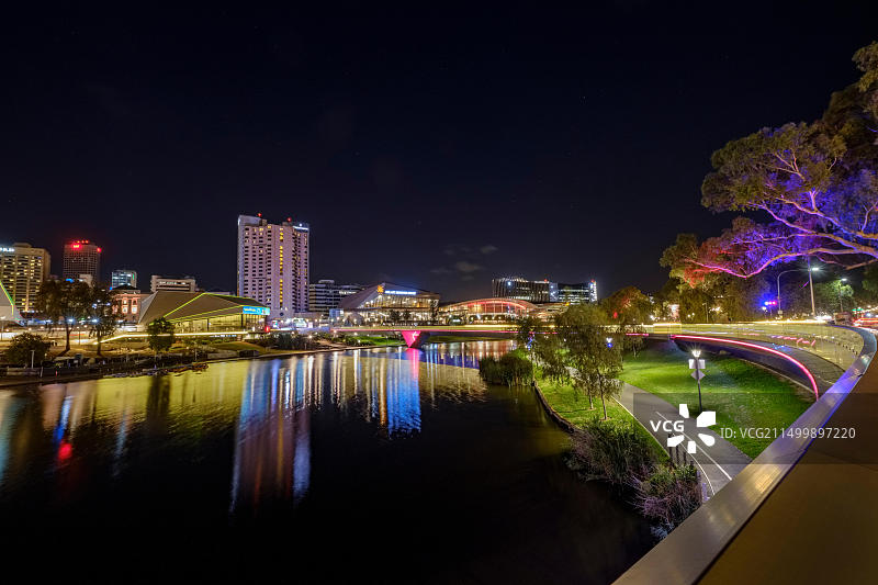 阿德莱德城市夜景，以托伦斯河岸区为特色图片素材