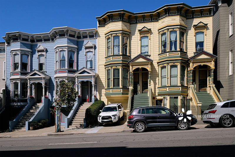 美国加利福尼亚州旧金山阿拉莫广场施泰纳街的维多利亚式房屋图片素材