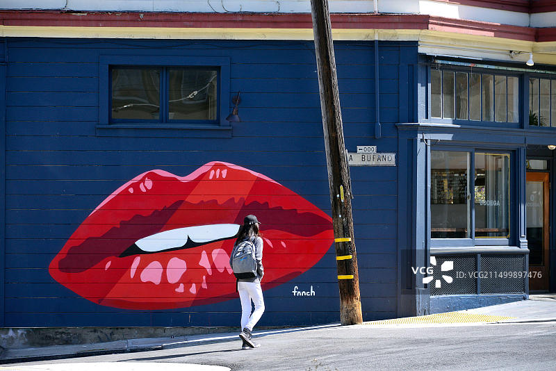 美国加利福尼亚州旧金山北滩街区的红唇壁画图片素材
