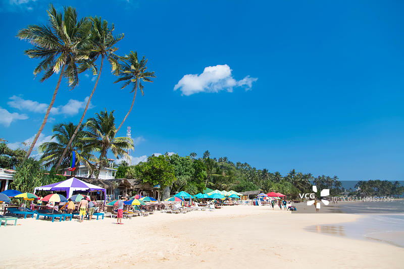 斯里兰卡米瑞莎海滩上的游客图片素材