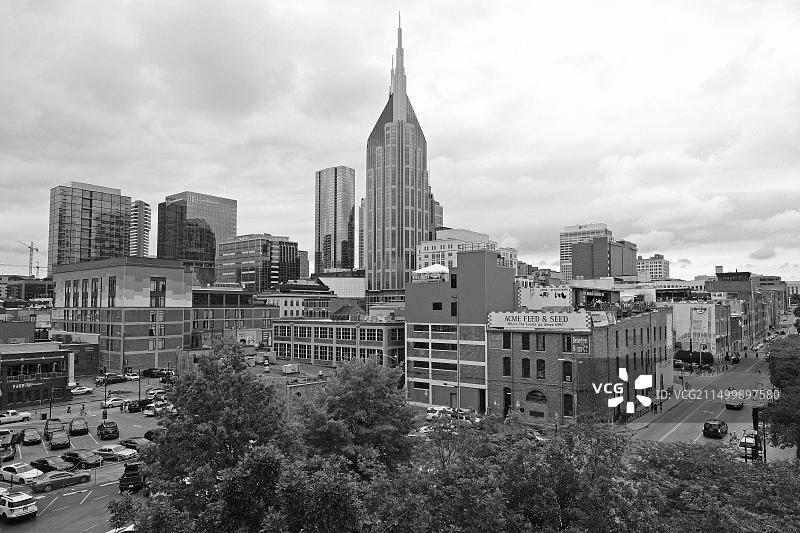 从约翰·西根塔勒人行桥上眺望纳什维尔天际线，田纳西州，美国图片素材