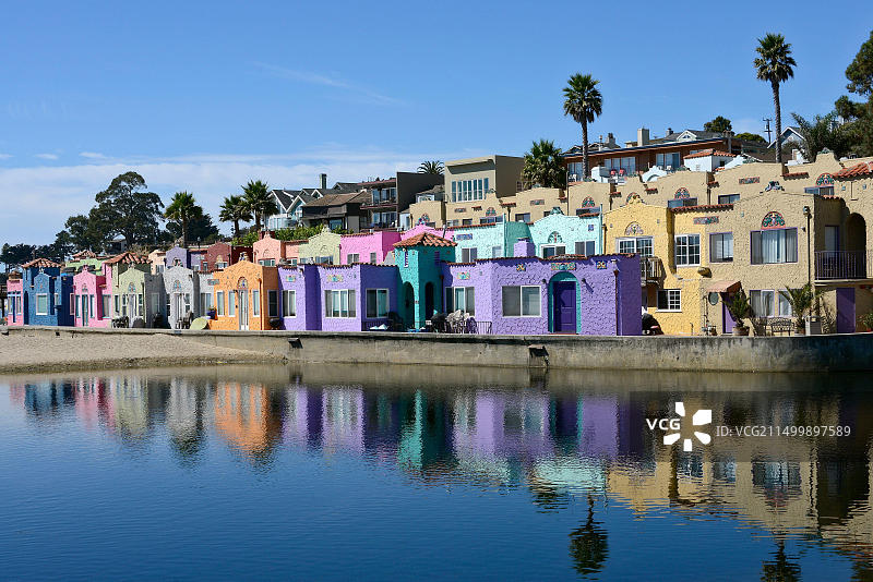 美国加利福尼亚州卡皮托拉海滩威尼斯酒店的彩色房屋图片素材