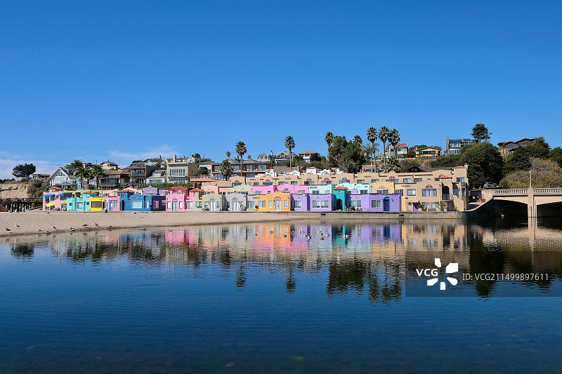 美国加利福尼亚州卡皮托拉海滩威尼斯酒店的彩色房屋图片素材