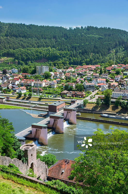 德国黑森州希尔施horn Neckar河堤坝及内卡河谷自行车道双重水闸图片素材