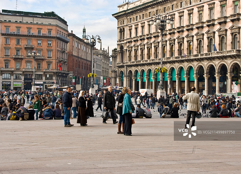 米兰大教堂广场上的游客和米兰人图片素材