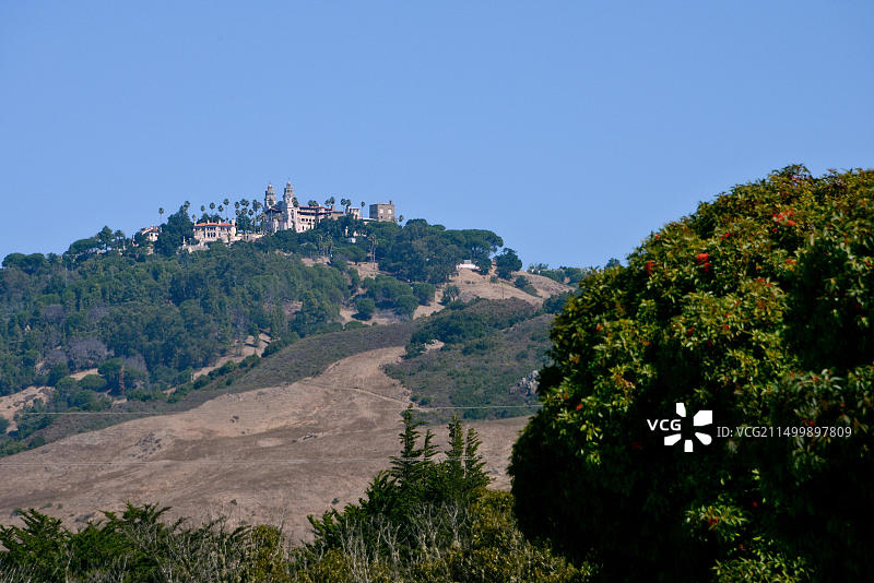 美国加州1号公路山顶上的赫斯特城堡庄园图片素材