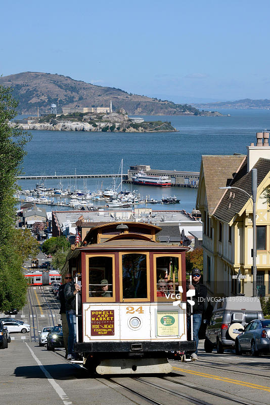 美国加州旧金山海德街的缆车，背景是恶魔岛监狱图片素材