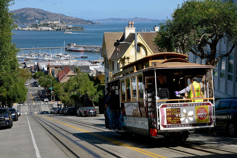 美国加州旧金山海德街的缆车，背景是恶魔岛监狱图片素材