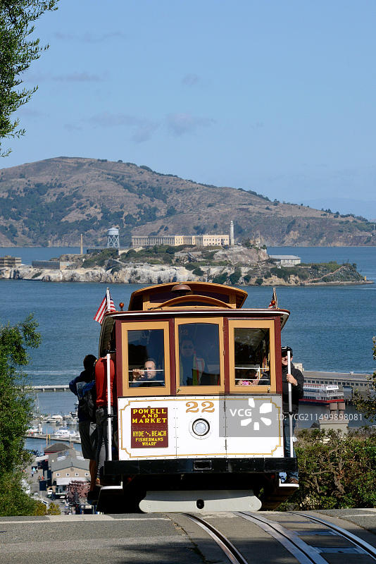 美国加州旧金山海德街的缆车，背景是恶魔岛监狱图片素材