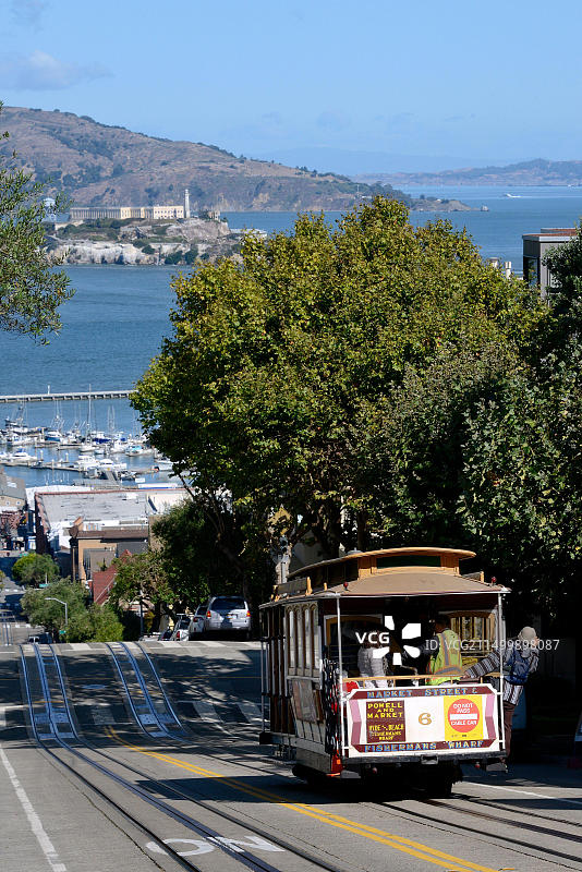 美国加州旧金山海德街的缆车，背景是恶魔岛监狱图片素材