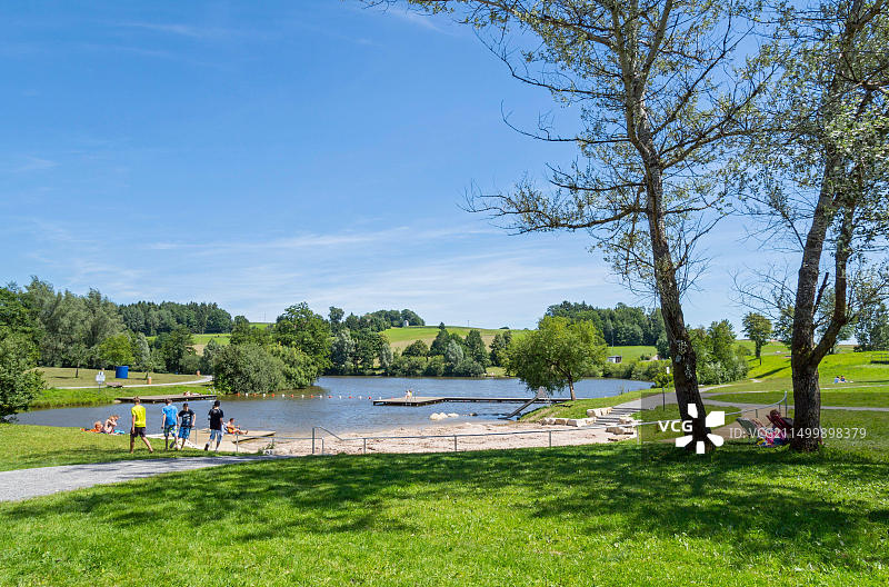 德国巴登-符腾堡韦尔茨海姆-艾希斯特鲁特艾希斯特鲁特水库：带日光浴区的浴场图片素材