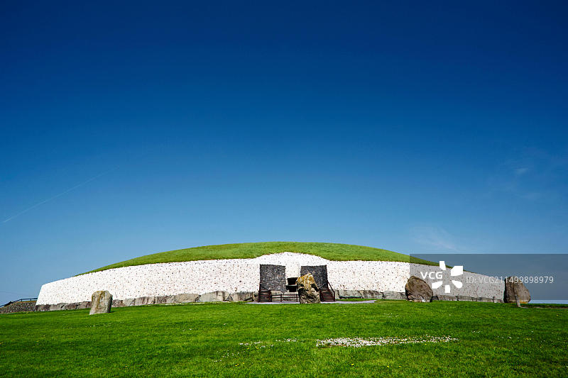 爱尔兰米斯郡博因河谷布鲁遗址上空的蓝天图片素材