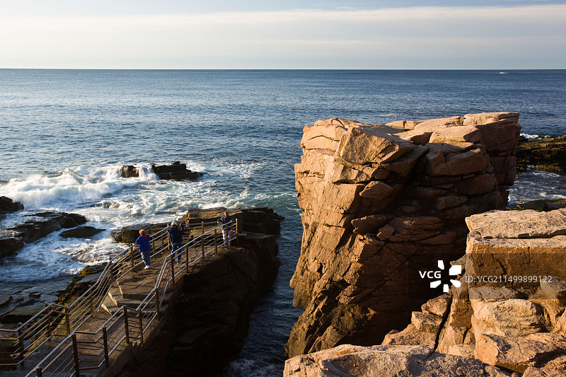 缅因州阿卡迪亚国家公园雷洞的游客图片素材