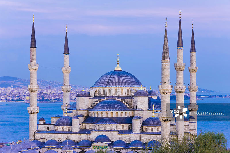 土耳其伊斯坦布尔蓝色清真寺（苏丹艾哈迈德清真寺）的黄昏高角度视图图片素材