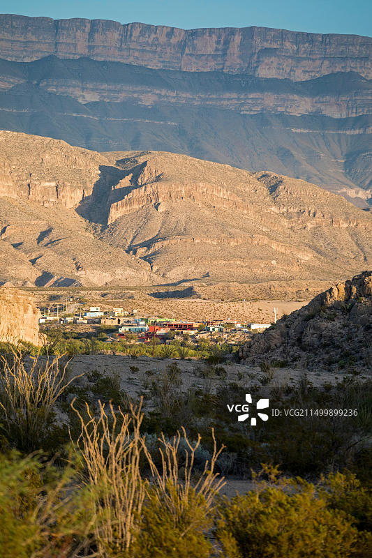 墨西哥科阿韦拉州卡门镇：从小弯国家公园的格兰德河对岸拍摄的边境小镇图片素材