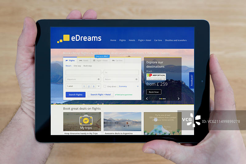 男子在iPad平板电脑上看eDreams网站（仅限编辑使用）图片素材