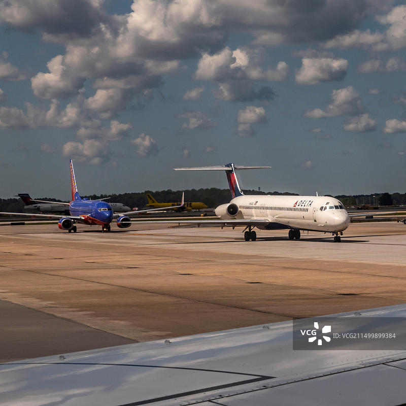 佐治亚州亚特兰大：哈茨菲尔德-杰克逊亚特兰大国际机场的达美航空和西南航空飞机图片素材