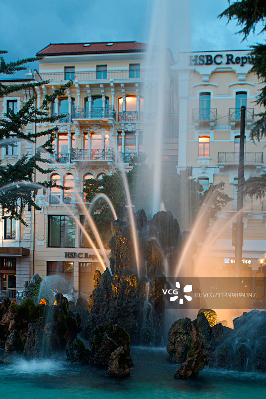 瑞士提契诺州卢加诺老城中心喷泉暮光图片素材