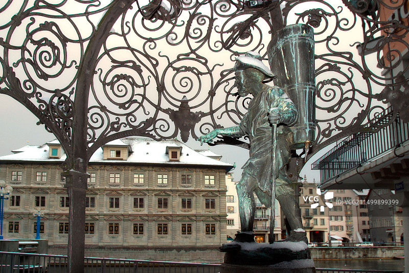 瑞士苏黎世喷泉雕塑，锻铁背景，市政厅利马特河图片素材