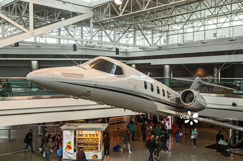 科罗拉多州丹佛：里尔jet 35飞机在丹佛国际机场C大厅展出图片素材