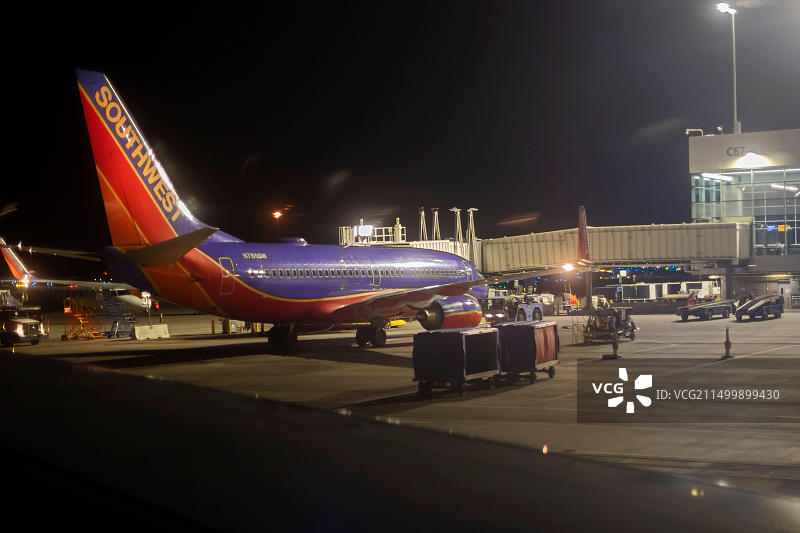 丹佛，科罗拉多州——西南航空公司的飞机在丹佛国际机场的地面上飞行。图片素材