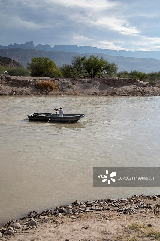墨西哥科阿韦拉州博基利亚斯德尔卡门：横跨格兰德河（北大河）的渡船是通往大本德国家公园的国际边境口岸图片素材