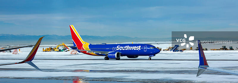 美国科罗拉多州丹佛市：西南航空公司飞机在丹佛国际机场的暴风雪后停在地面上图片素材