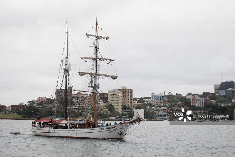 悉尼海港航行的船只图片素材