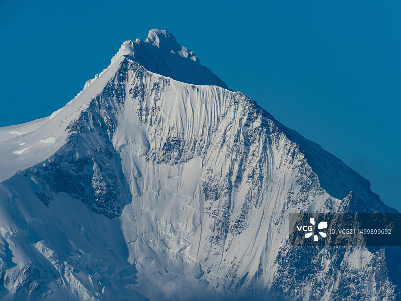 南乔治亚岛上覆盖着冰雪的高峰的壮丽景色图片素材