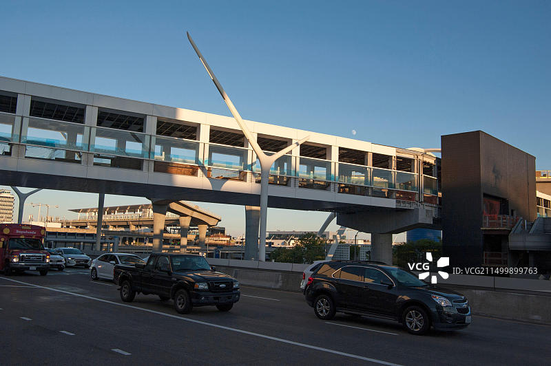 洛杉矶国际机场到达层的汽车交通，人行天桥下方是新建的地铁站图片素材