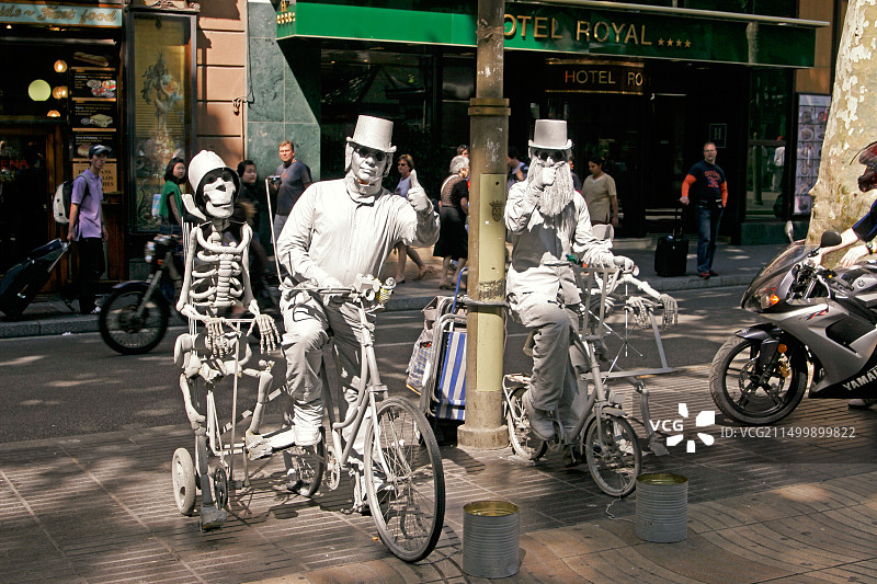 巴塞罗那兰布拉大街上的自行车艺术家图片素材