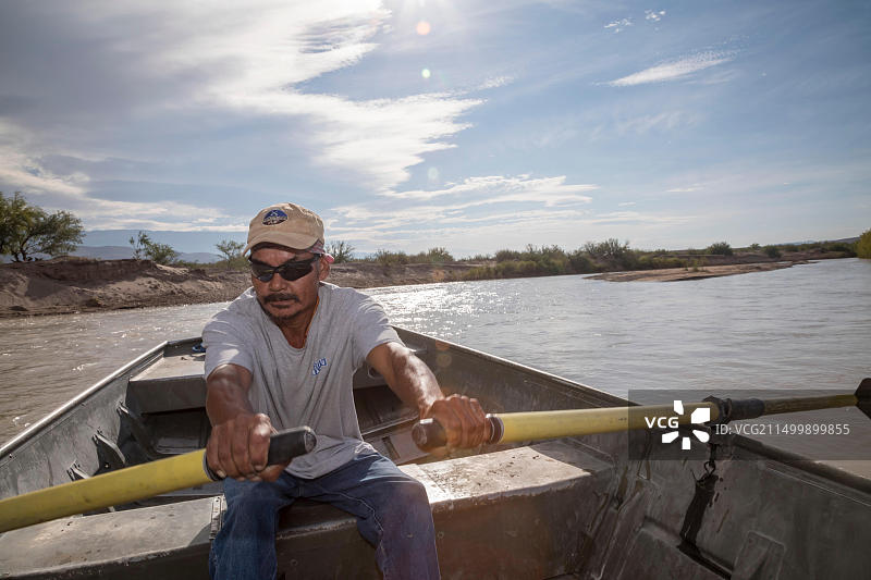 墨西哥科阿韦拉州博基利亚斯德尔卡门：横跨格兰德河（北大河）的渡船是通往大本德国家公园的国际边境口岸图片素材