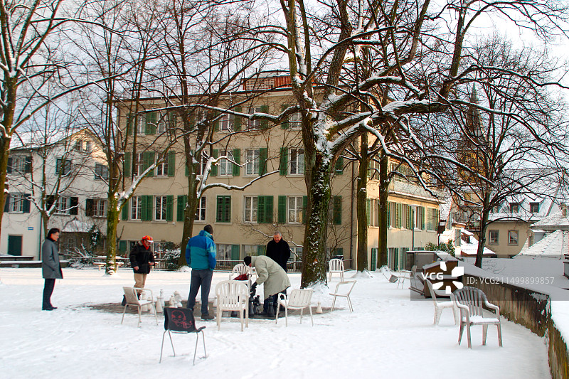 冬季瑞士苏黎世林登霍夫的户外国际象棋棋手图片素材