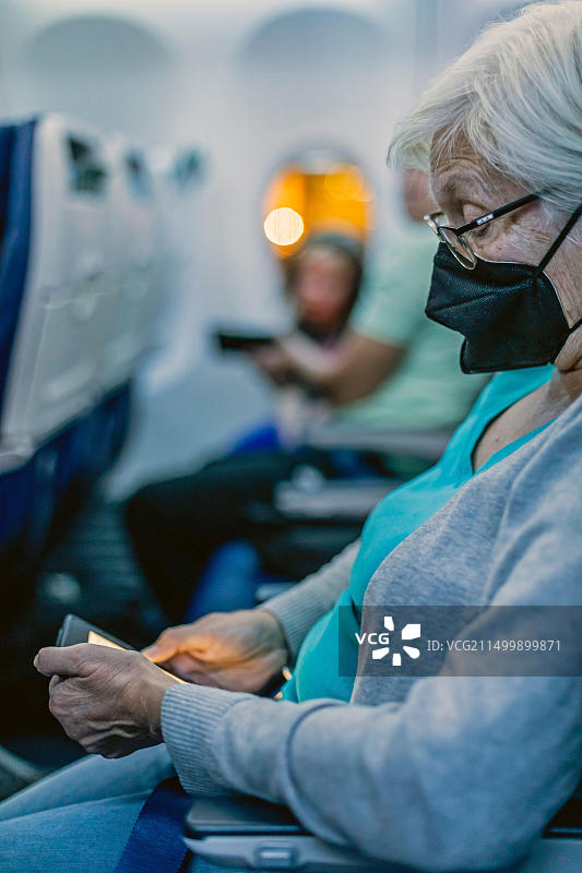 科罗拉多州丹佛：74岁的苏珊·纽维尔在丹佛国际机场等待西南航空公司的航班时，正在用Kindle阅读图片素材