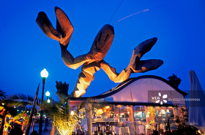 巴塞罗那甘布里努斯餐厅巨型海鳌虾雕塑黄昏景色图片素材
