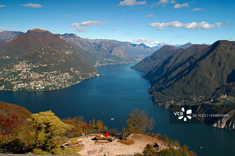 瑞士提契诺卢加诺帕拉迪索，圣萨尔瓦多山视角图片素材