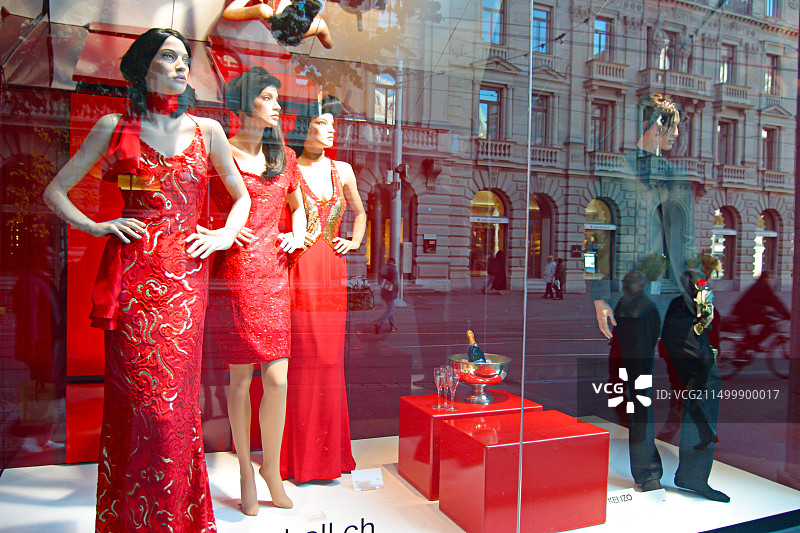 瑞士苏黎世班霍夫大街Grieder时尚店橱窗红色晚礼服图片素材