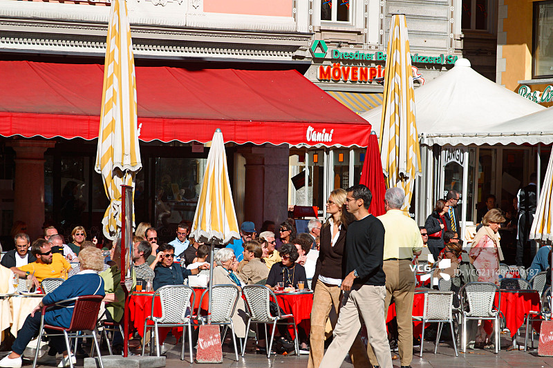 瑞士提契诺州卢加诺改革广场咖啡馆图片素材