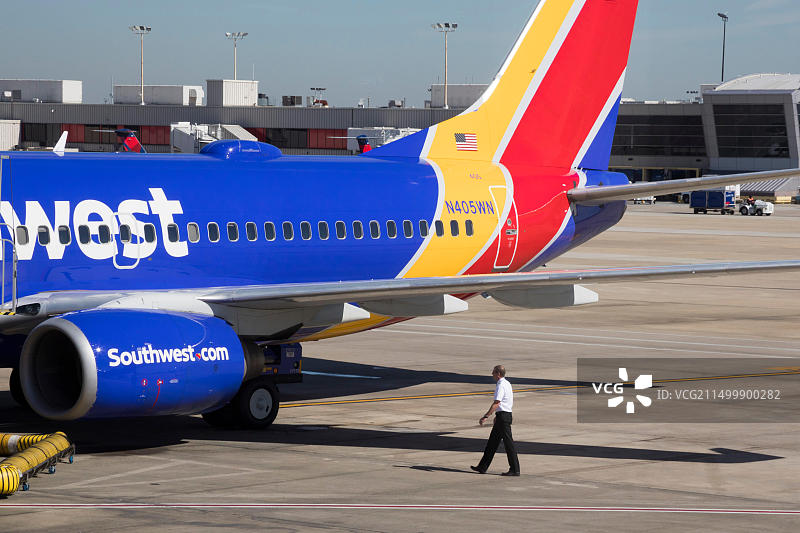佐治亚州亚特兰大 - 西南航空公司飞行员在哈茨菲尔德-杰克逊亚特兰大国际机场起飞前对飞机进行目视检查图片素材