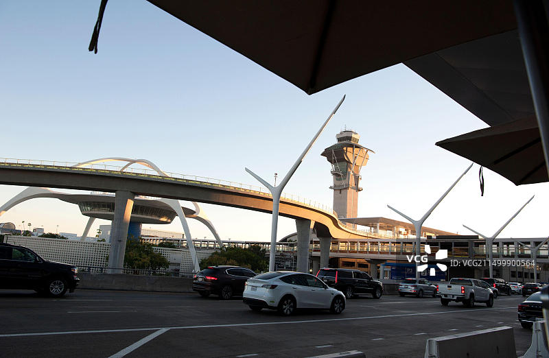 一条新建的地铁轨道进入洛杉矶国际机场，部分遮挡了洛杉矶标志性主题建筑的视野，美国加利福尼亚州图片素材