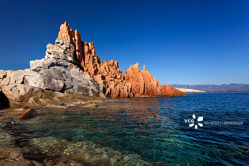 意大利撒丁岛阿尔巴塔克斯的红色岩石图片素材