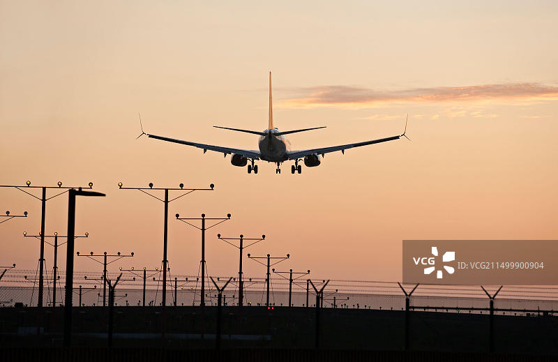 飞机放下起落架准备降落美国加州洛杉矶LAX机场图片素材