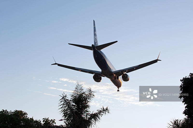 飞机放下起落架准备降落美国加州洛杉矶LAX机场图片素材