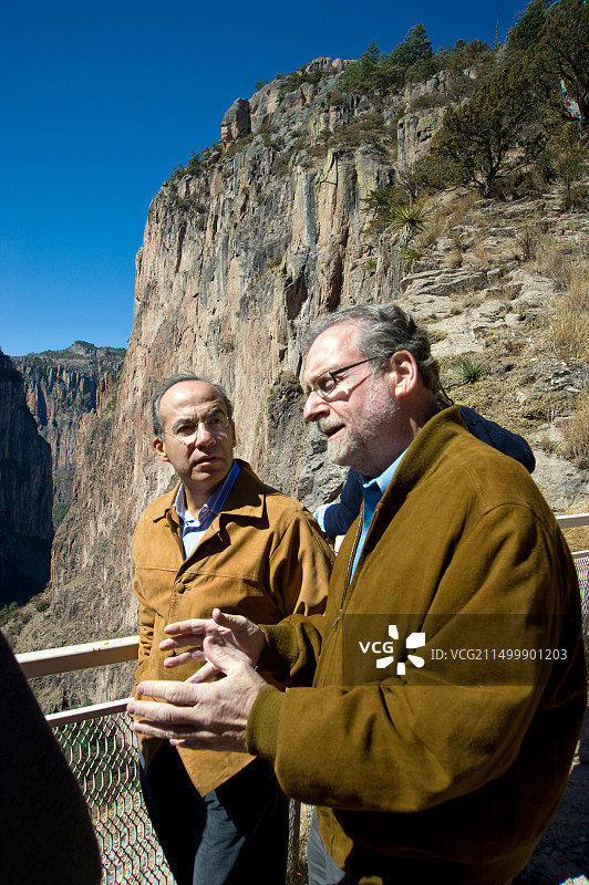 费利佩·卡尔德龙总统和彼得·格林伯格参观奇瓦瓦的巴萨埃阿奇瀑布国家公园图片素材