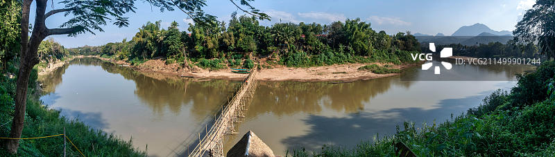 中国琅勃拉邦南康河上的竹桥图片素材