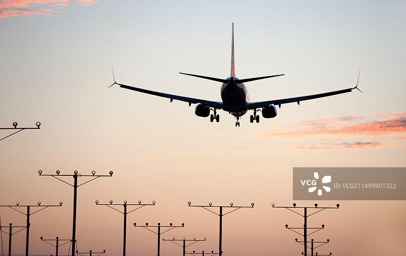 飞机放下起落架准备降落美国加州洛杉矶LAX机场图片素材